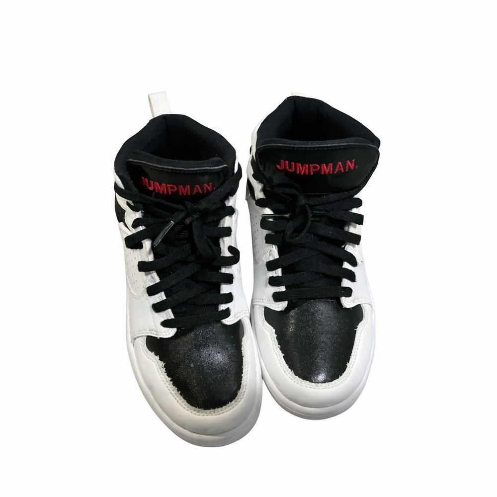 Black and white sneakers from the brand JORDAN at boy’s size 3.